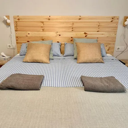 Апартаменты Amazing 3 Bedrooms With Pool Next To The Sea Торевьиа