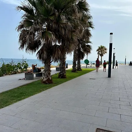 Amazing 3 Bedrooms With Pool Next To The Sea Торевьиа